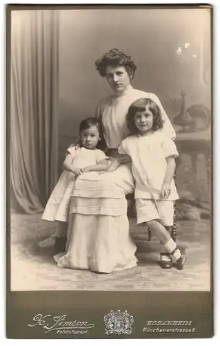 Fotografie X. Simson, Rosenheim, Münchenerstrasse 6, Portrait weiss gekleidete Dame mit zwei Kindern