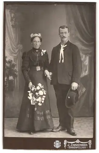 Fotografie J. Zimmermann, Eggenfelden, Oettingerstrasse 4, Portrait bürgerliches Paar in Hochzeitskleidung mit Blumen