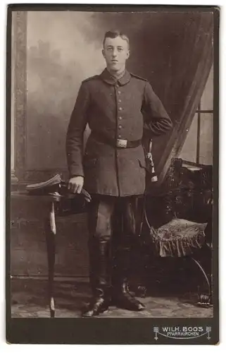 Fotografie Wilh. Boos, Pfarrkirchen, Soldat in Uniform mit Schirmmütze