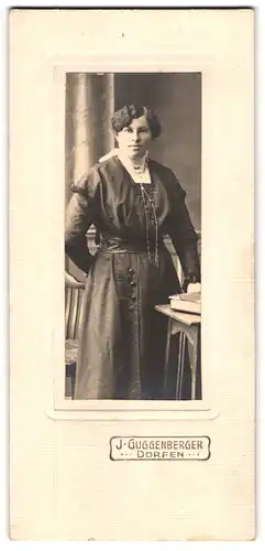 Fotografie J. Guggenberger, Dorfen, Portrait junge Dame im modischen Kleid