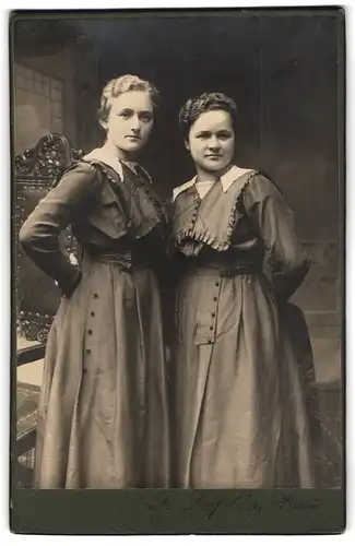 Fotografie J. Seefelder, Passau, Portrait zwei junge Damen in hübschen Kleidern