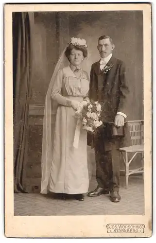 Fotografie Jos. Wörsching, Starnberg, Portrait junges Paar in Hochzeitskleidung mit Schleier und Blumenstrauss