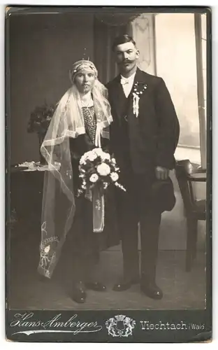 Fotografie Hans Amberger, Viechtach i. Wald, Friedhofstrasse, Portrait junges Paar in Hochzeitskleidung mit Blumenstrauss