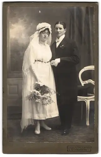 Fotografie Jos. Wörsching, Starnberg, Portrait junges Paar in Hochzeitskleidung mit Schleier und Blumenstrauss
