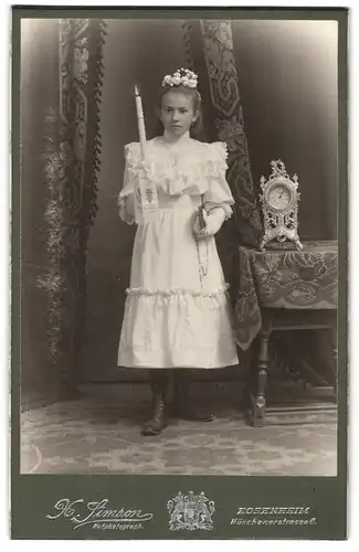 Fotografie X. Simson, Rosenheim, Münchenerstrasse 6, Portrait junge Dame im weissen Kleid mit Kerze