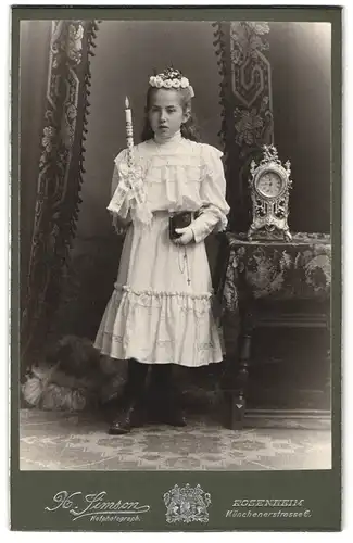 Fotografie X. Simson, Rosenheim, Münchenerstrasse 6, Portrait junges Mädchen in weisser Kleidung mit Kerze