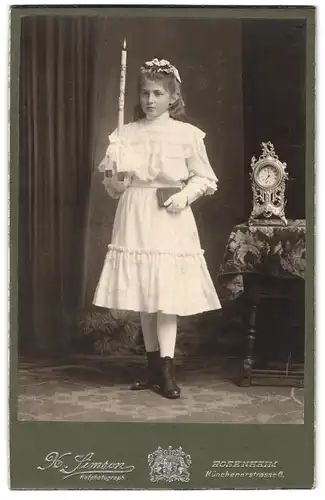 Fotografie X. Simson, Rosenheim, Münchenerstrasse 6, Portrait junges Mädchen in weisser Kleidung mit Kerze