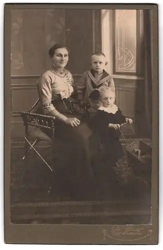 Fotografie Otto Meier, Dippoldiswalde, Portrait bürgerliche Dame mit zwei Kindern