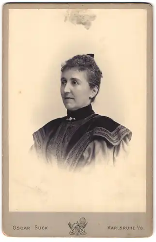 Fotografie Oscar Suck, Karlsruhe i /B., Kaiserstrasse 223, Portrait bürgerliche Dame im Kleid mit Kragenbrosche