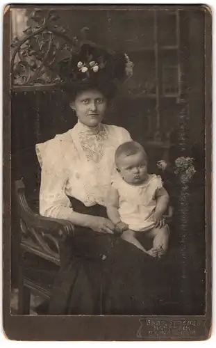 Fotografie Gebr. Strauss, Mannheim, Breitestrasse U. 1. 6, Portrait junge Dame in weisser Bluse mit Kleinkind