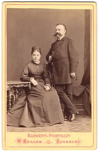 Fotografie M. Keller, Augsburg, Cabinet-Portrait bürgerliches Paar in zeitgenössischer Kleidung