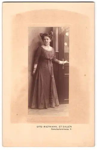 Fotografie Otto Rietmann, St. Gallen, Rorschacherstrasse 11, Portrait junge Dame im hübschen Kleid