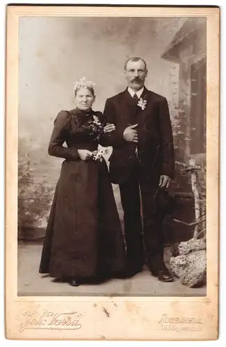 Fotografie Joh. Verra, Rosenheim, Frühlingsstrase 10, Portrait bürgerliches Paar in hübscher Kleidung