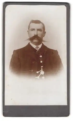 Fotografie unbekannter Fotograf und Ort, Portrait bürgerlicher Herr mit Schnauzbart