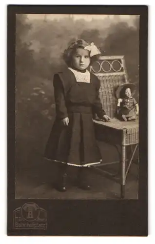 Fotografie Hermann Tietz, München, Bahnhofplatz, Portrait kleines Mädchen im modischen Kleid