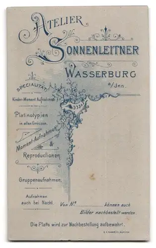 Fotografie Atelier Sonnenleitner, Wasserburg a /Inn, Portrait junger Herr im Anzug mit Zigarre