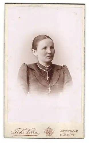 Fotografie Joh. Verra, Rosenheim, Frühlingsstrasse 10, Portrait hübsche Dame im Kleid mit Kreuzkette