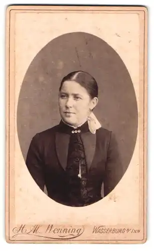 Fotografie H. Al. Wenning, Wasserburg a /Inn, Marienplatz, Brustportrait junge Dame mit zurückgebundenem Haar