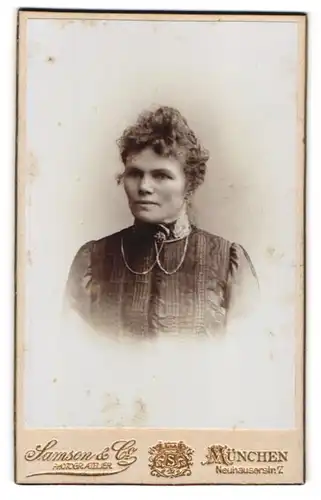 Fotografie Samson & Co., München, Neuhauserstrasse 7, Portrait junge Dame mit zeitgenössischer Frisur