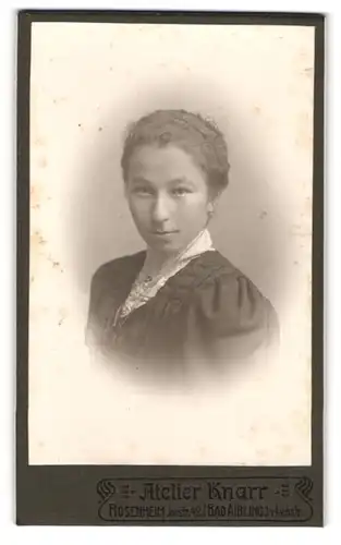 Fotografie Wilh. Knarr, Rosenheim, Innstrasse 42, Portrait junge Dame mit zurückgebundenem Haar