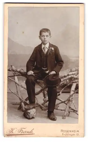 Fotografie K. Frank, Rosenheim, Frühlingstrasse 13, Portrait junger Mann im Anzug mit Krawatte