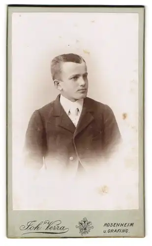 Fotografie Joh. Verra, Rosenheim, Frühlingsstrasse 10, Portrait junger Mann im Anzug mit Krawatte