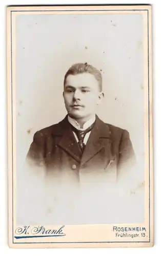 Fotografie K. Frank, Rosenheim, Frühlingstrasse 13, Portrait junger Herr in modischer Kleidung