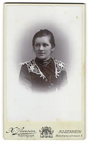 Fotografie X. Simson, Rosenheim, Münchenerstrasse 6, Portrait junge Dame mit Kragenbrosche und Halskette