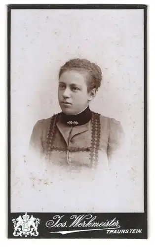Fotografie Jos. Werkmeister, Traunstein, Ludwigstrasse 14, Portrait junge Dame mit Kragenbrosche