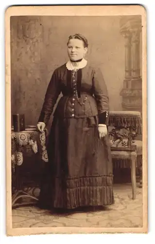 Fotografie Alex. Wenning, Wasserburg, Am Marienplatz, Portrait hübsch gekleidete Dame mit Kreuzkette