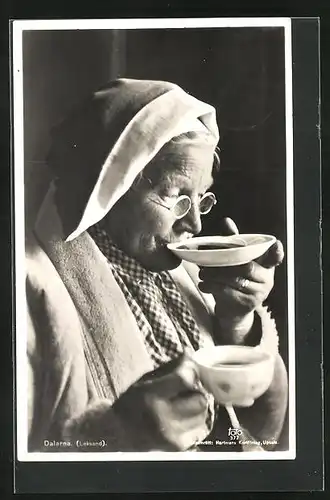 AK Dalarna, Betagte schwedische Dame mit Teetasse