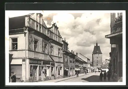 AK Pelhrimov, Strasse im Zentrum mit Torturm