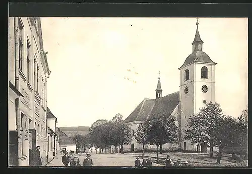 AK Nový Rychnov, Kinder vor der Kirche