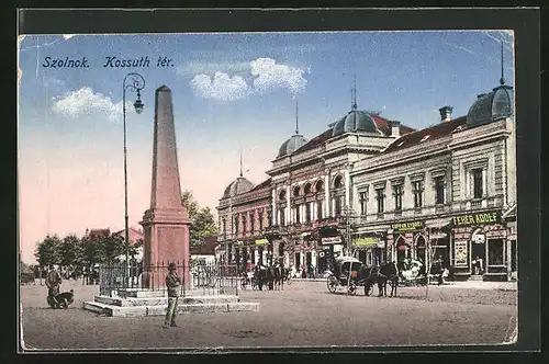 AK Szolnok, Kossuth ter, Monument mit Pferdekutschen
