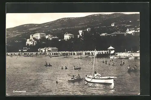 AK Crikvenica, Segelboot vor dem Badestrand mit Blick auf die Hotels