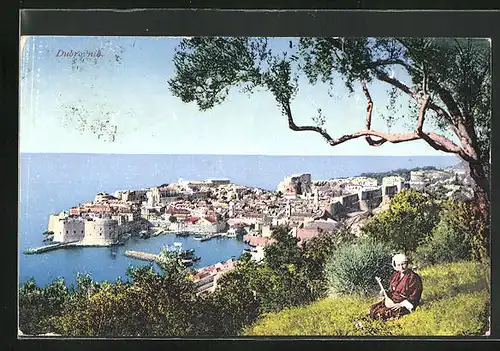 AK Dubrovnik, Einheimischer mit Lijerica schaut zur Stadt