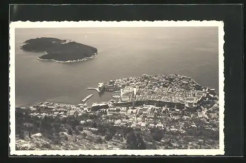 AK Dubrovnik, Blick auf die Stadt vom Berg aus