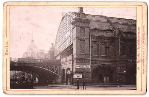 Fotografie Römmler & Jonas, Dresden, Ansicht Berlin, Blick auf den Bahnhof Friedrichstrasse mit Pferdedroschke