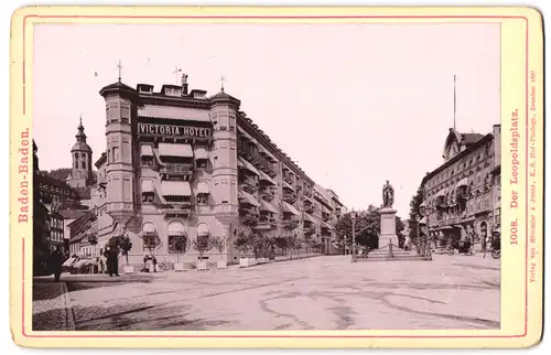 Fotografie Römmler & Jonas, Dresden, Ansicht Baden-Baden, Hotel Victoria am Leopoldsplatz mit Denkmal