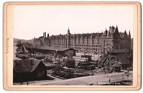 Fotografie unbekannter Fotograf, Ansicht Hamburg, Lagerhaus am Quai mit Polizeiwache Nr. 6