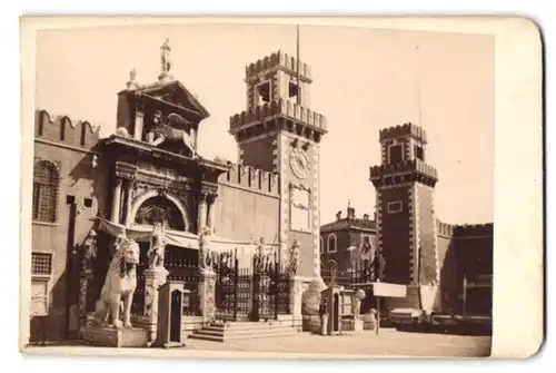 Fotografie unbekannter Fotograf, Ansicht Venedig, Arsenal marittima mit Löwenstatue