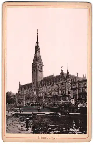 Fotografie unbekannter Fotograf, Ansicht Hamburg, Alsterpartie mit Rathaus udn Litfasssäule