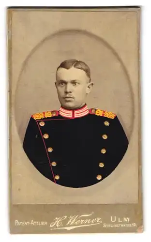Fotografie H. Werner, Ulm, Syrlinstr. 19, Portrait junger Soldat in Chevaulegers Garde Uniform, Hand Koloriert