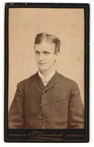 Fotografie P. Donnerhack, Pritzwalk, Portrait junger Herr im Anzug mit Fliege