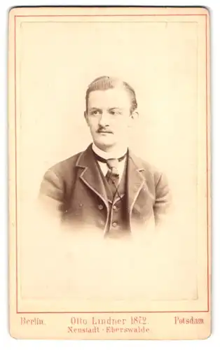 Fotografie Otto Lindner, Berlin, Prinzen-Strasse 71, Portrait junger Herr im Anzug mit Krawatte