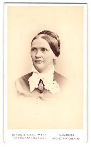 Fotografie Benque & Kindermann, Hamburg, Grosse Bleichen 30, Portrait ältere Dame mit Hochsteckfrisur