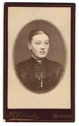 Fotografie J. G. Lubeseder, Segeberg, Kirch-Strasse 34, Portrait junge Dame mit zurückgebundenem Haar