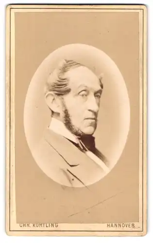 Fotografie Chr. Körtling, Hannover, Georgstrasse 25, Portrait charmanter Herr mit Backenbart