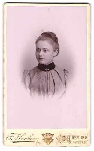 Fotografie F. Herber, Duisburg, Poststrasse 18, Portrait junge Dame mit hochgestecktem Haar