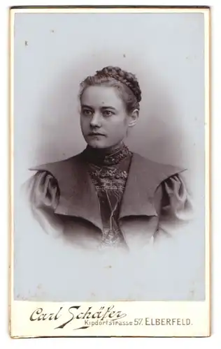 Fotografie Carl Schäfer, Elberfeld, Kipdorfstrasse 57, Portrait junge Dame mit Flechtfrisur